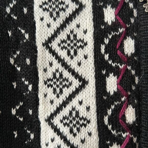 Breckenridge full-zip winter theme cardi - Size M - Picture 3 of 6